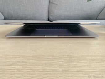 100% JAKO NOVÝ Apple MacBook Pro 15" s Core i9 - ZÁRUKA - 8