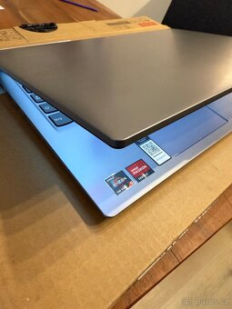 Lenovo IdeaPad Slim 3 - 8