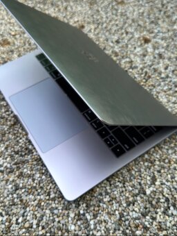 MacBook PRO 13, 500GB, 16GB, i7 touchbar - 8