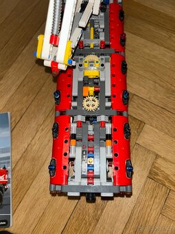 Lego Technic hasičské letištní auto 42068 - 8
