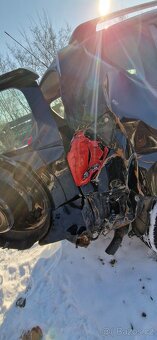 Toyota RAV 2.D - poškozená zadni část vozu - 8