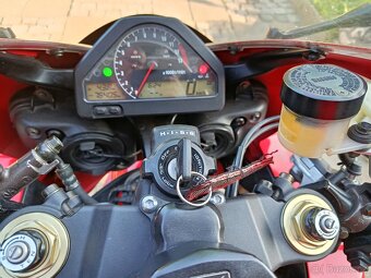 Honda CBR 1000 rr 2004 - 8