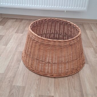 Umělý vánoční stromeček plus ratanový koš - 8