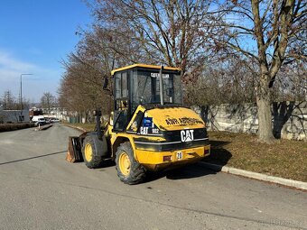 Kolový nakladač Caterpillar 902, nutná oprava motoru - 8