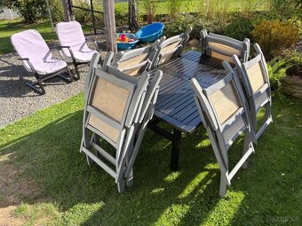 Stůl s 8 židlemi a 2 křesly - 8