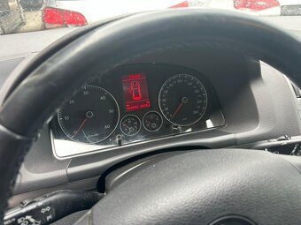 VW TOURAN 2,0 TDi RV 2009 = 7. SEDADEL ZA 59000 KČ - 8