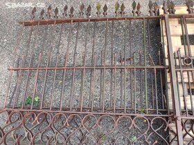 Starý železný plot, plotové dílce, železná branka - 7,9 bm - 8
