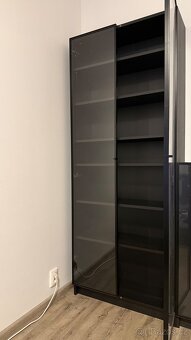 Velká prosklená vitrína – černá, jako nová - 8