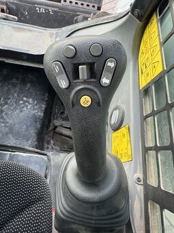 Smykový nakladč Bobcat S570 - 8