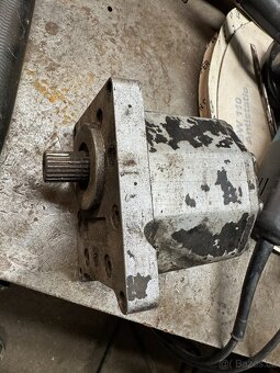 Náhradní díly na UNC 060 - 8