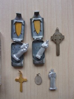 STARÉ NÁBOŽENSKÉ PAMÁTKY, ŠKAPULÍŘ, KŘÍŽEK, MADONKA.... - 8