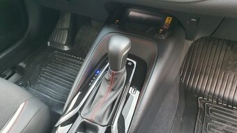 Toyota Corolla 1.8 HEV 140k TS GR Sport nová - 8