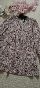 Vzorované krátké šaty s dlouhými rukávy - 8