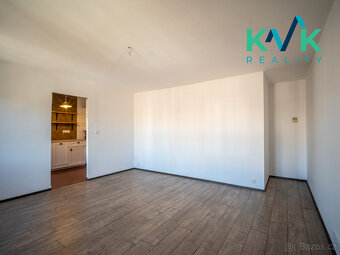 Prostorný byt 3+1, 90 m², po rekonstrukci, 15 min. pěšky do - 8