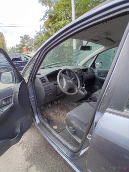 TOYOTA COROLA VERSO - 8