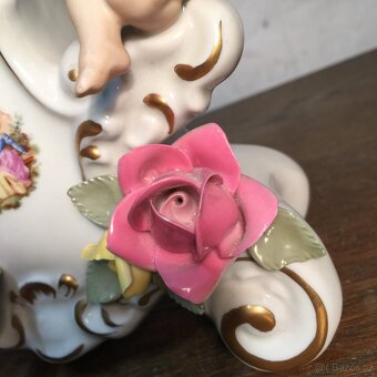 Porcelánové hodiny andělíček amorek květy DRESDEN - 8