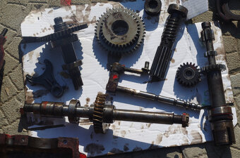 MF70 náhradní díly, z rozebraného stroje MF-70 - 8