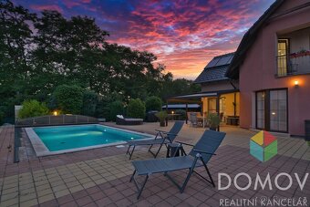 Luxusní rodinný dům s bazénem a pozemkem 2 584 m2 - Nučic - 8