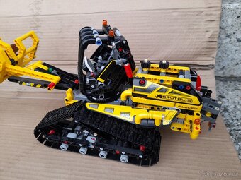 Lego pojízdný jeřáb 42108 a pásový čelní nakladač 42094 - 8