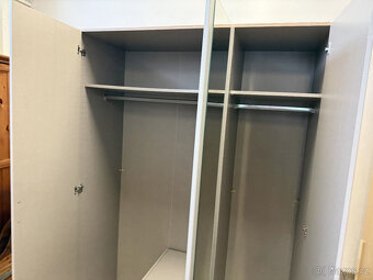 třídveřová bílá šatní skříń - 8