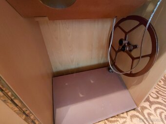 Skříňkový šicí stroj - 8