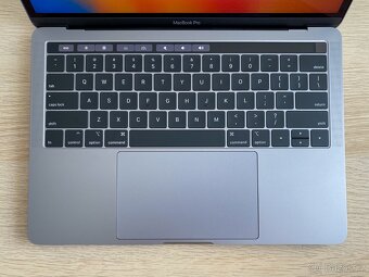 JAKO NOVÝ - MacBook Pro 13" (2019) SG - MAX KONFIGURACE - 8