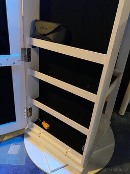 Zrcadlová skříňka na šperky otočná s osvětlením - 8