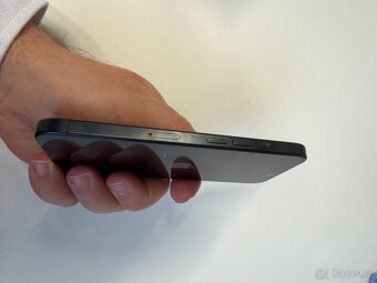 Apple iPhone 15 Pro 256GB černý titan - 8