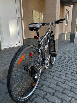 GT Nomad – pohodlné trekové kolo, rám 15", Shimano Acera - 8