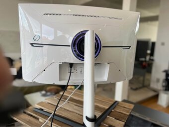 Luxusní 4K monitor 32´ Samsung G8 NEO 240hz - 8