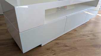 Skrinka pod tv - 8