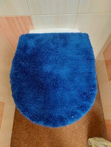 Natahovací tmavě modrý potah na WC prkénko 43 x 36 cm - 8