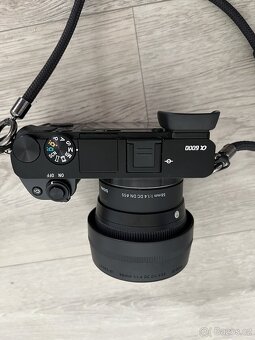 Sony A6000 a Sigma 56mm + 2 příslušenství - 8