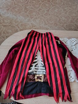 Doplňky na karneval a kostým piráta,plyšový Patrik a batůžek - 8