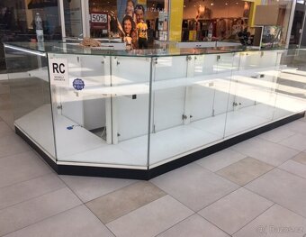 Stánek do obchodního centra – robustní konstrukce, sklo, pod - 8