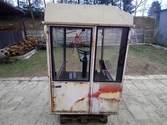 Kabina ze řezačky Toro - 8