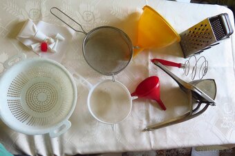Pečící formy, váha, mlýnek na maso... (po babičce) - 8