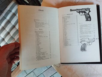 Revolvery a pistole,stará kniha o zbraních,postolích, - 8