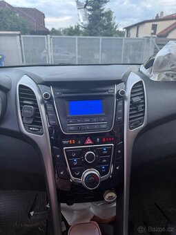 Bouraný Hyundai I30 combi - 8