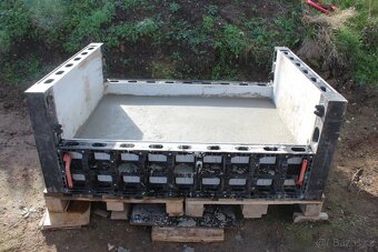 Prodám betonové patky, dlaždice, podložky a desky. - 8