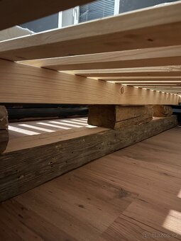 Masivní postel ze střešních trámů - 8