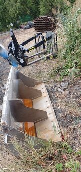 SAMOJÍZDNÝ TELESKOPICKÝ MANIPULÁTOR GENIE GTH 4014 r.2018 - 8