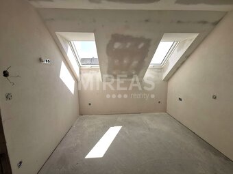 Velký Osek, prodej řadového rodinného domu 5+kk, 106 m2 na p - 8