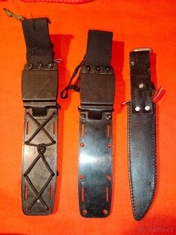 Nože, dýky s pochvami atd. 13 ks - 8