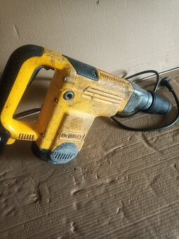 Bourací kladivo SDS Max. Značka DeWALT 1800 Watt - 8