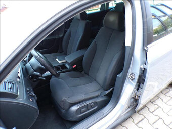 Volkswagen Passat 2,0 TDI DSG,XENON,TAŽNÉ,NAVI - 8