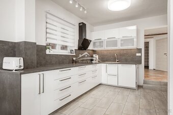 Prodej rodinného domu 6+kk s autodílnou – Šimanov, 9 km od J - 8