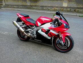 Yamaha R1 - 8