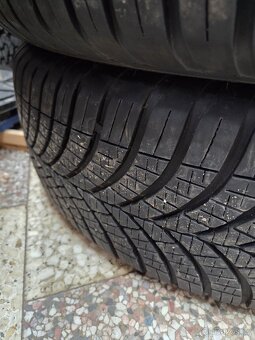 Goodyear Vector 4 seasons 235/65/17 - 8