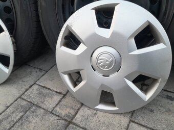 Prodám plechové kola rozteč 5x112 s letními pneu. - 8